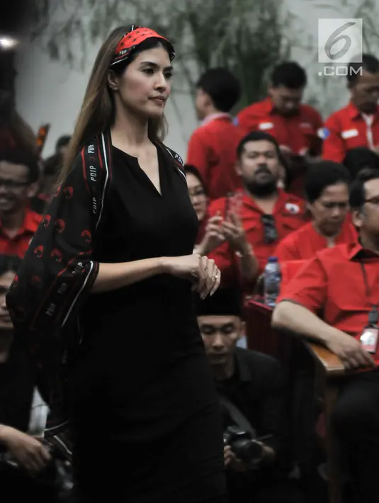 Model yang juga  kader PDIP memperagakan Atribut Milenial di Kantor DPP PDIP, Jakarta, Kamis (20/9). Para kader dari kalangan artis Tanah Air antara lain Krisdayanti, Angel Karamoy, dan Tamara Geraldine. (Merdeka.com/ Iqbal S. Nugroho)