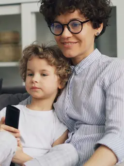 Ketika orangtua terlalu sibuk dengan pekerjaan atau ponsel, anak mencari perhatian lewat aktivitas digital. (Foto: Vitaly Gariev/Unsplash)