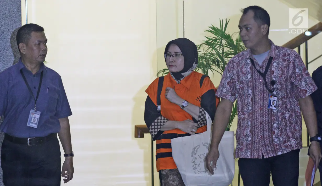 Tersangka Hakim Pengadilan Negeri Tangerang, Wahyu Widya Nurfitri kenakan rompi oranye setelah diperiksa di gedung KPK, Jakarta, Selasa (13/3). Wahyu menerima suap Rp 30 juta terkait pengurusan perkara perdata wanprestasi. (Liputan6.com/Herman Zakharia)