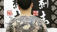 Model semi bugil dengan tubuh dipenuhi banyak tato di Tattoo Malaysia Expo 2019. (dok. Instagram @travelbysound/https://www.instagram.com/p/B5eRf1XnVuE/)