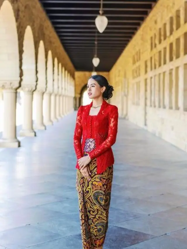 Maudy Ayunda Kenakan Kebaya Merah di Hari Kelulusan S2 dari Stanford University