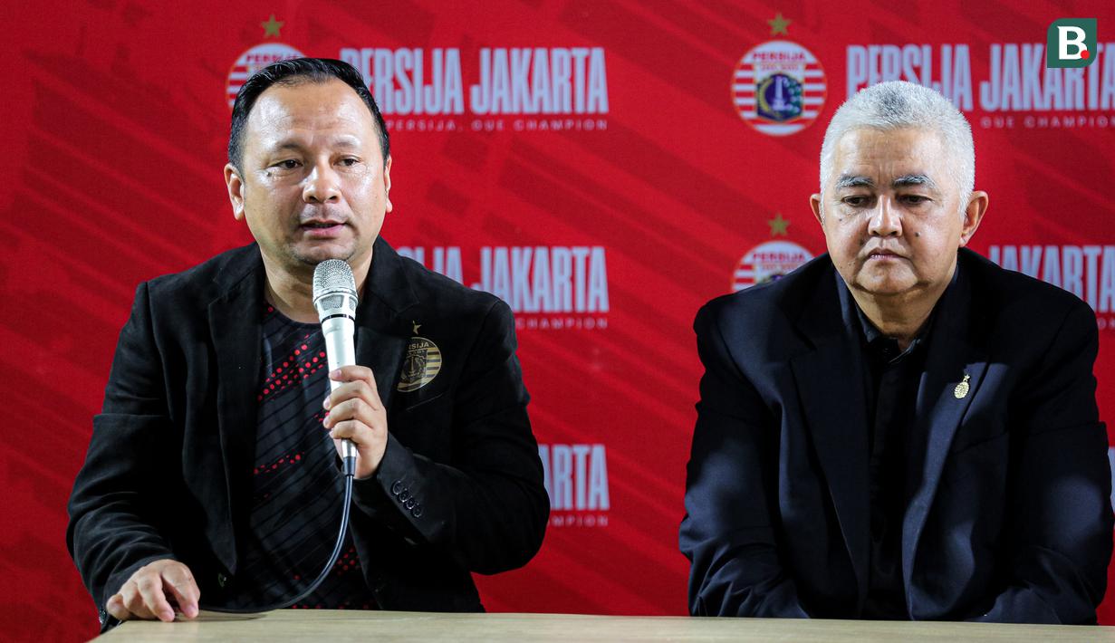 <p>Asisten pelatih baru Persija Jakarta, Ricky Nelson (kiri) memberikan keterangan saat konferensi pers yang berlangsung di Nirwana Park, Bojongsari, Sawangan, Sabtu (29/06/2024). (Bola.com/Bagaskara Lazuardi)</p>