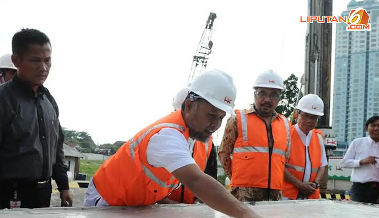 Wakil Ketua Komisi Pemberantasan Korupsi (KPK), Bambang Widjojanto membuat cap tangannya. Ia menilai peletakan batu pertama gedung baru institusinya tidak hanya sekadar seremonial belaka. (Liputan6.com/Herman Zakharia)