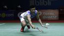 Tunggal putra China, Chen Long, mengembalikan kok saat melawan pebulutangkis Indonesia, Tommy Sugiarto, pada Blibli Indonesia Open 2019 di Istora Senayan, Jakarta, Rabu (17/7). Tommy kalah 22-20, 14-21 dan 21-17. (Bola.com/Yoppy Renato)