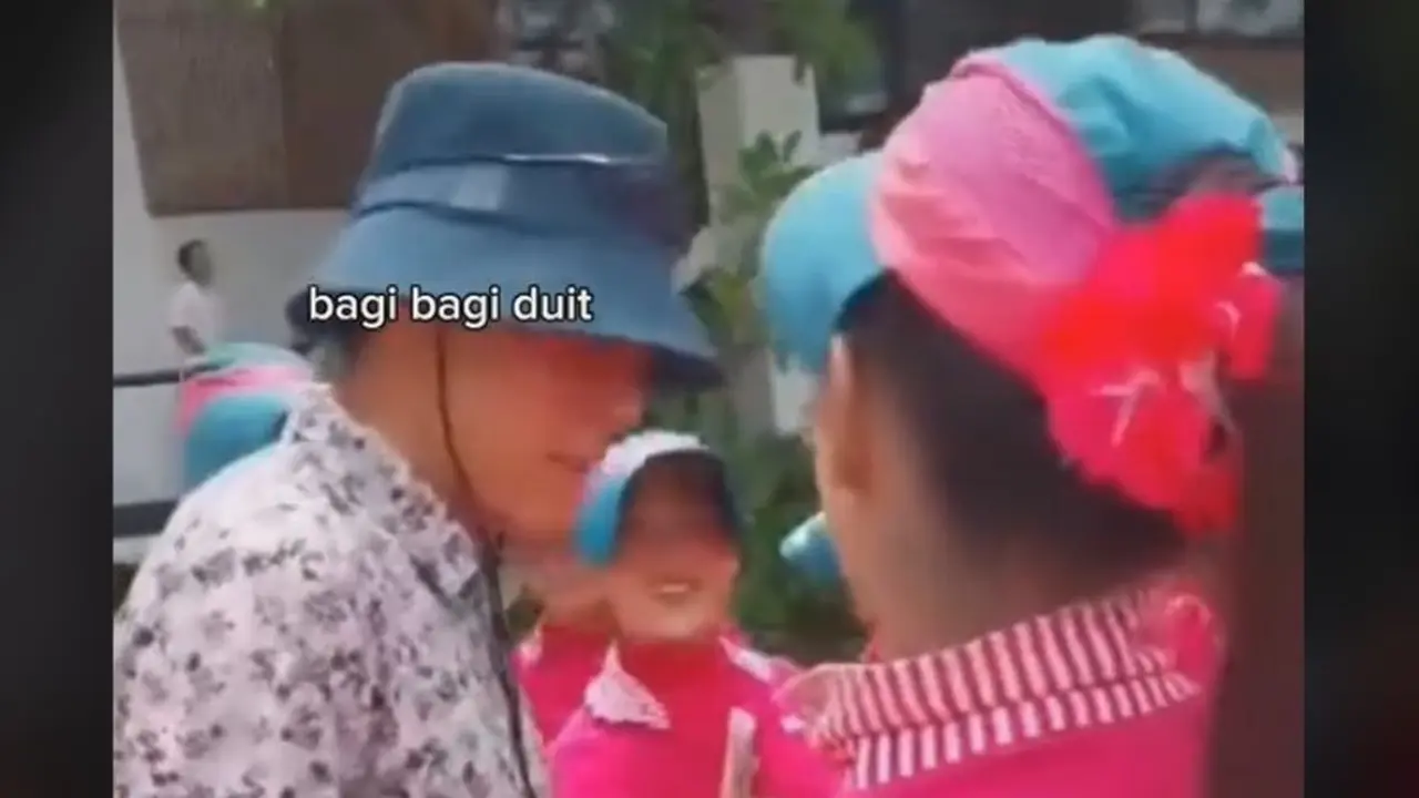 Dikerubungi Ibu-Ibu Usai Main Golf, Shin Tae-yong Bagi-Bagi Duit.  foto: TikTok @_mrbintangfirdaus