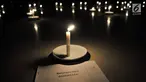 Lilin yang digunakan sebagai penerang selama renungan jiwa di Aula PPPON Cibubur, Jakarta, Minggu (13/8). Cahaya itu digunakan Calon Paskibraka untuk membaca buku renungan, yang mengingatkan mereka akan jasa-jasa para Pahlawan. (Liputan6.com/Yoppy Renato)