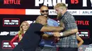 Momen panas sudah terasa sebelum pertarungan Mike Tyson vs Jake Paul di atas ring tinju. (AFP/Timothy A. Clary)