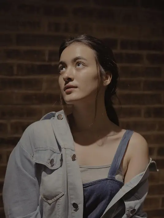 Gaya casual dengan off shoulder top yang dipadukan dengan jaket jenas membuat penampilan pemeran Ayu di film Teman Tapi Menikah 2 ini semakin edgy dan modis. (Liputan6.com/IG/@mawar_eva)