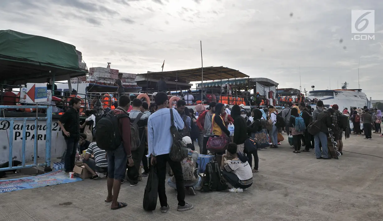 Wisatawan memadati Pelabuhan Kali Adem, Muara Angke, Jakarta, Sabtu (28/4). Beberapa tempat wisata Kepulauan Seribu masih menjadi primadona bagi para wisatawan lokal maupun mancanegara untuk mengisi libur akhir pekan. (Merdeka.com/ Iqbal S. Nugroho)