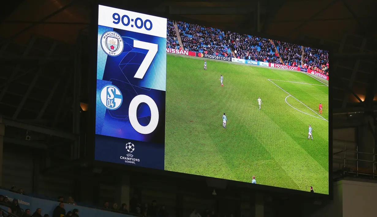 Layar stadion menampilkan hasil akhir laga Manchester City kontra Schalke pada leg kedua babak 16 besar Liga Champions di Etihad Stadium, Manchester, Selasa (12/3). City membantai Schalke 7-0. (AP Photo/Dave Thompson)