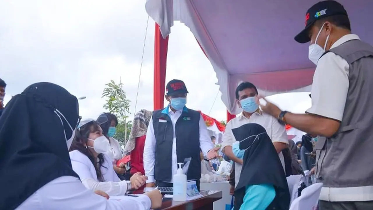 Proses pemberian vaksin Covid-19 kepada warga di Riau.