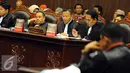 Sejumlah advokat dari pemberi keterangan saat mengikuti sidang PHPKada 2015, Jakarta,Selasa (12/1). Sidang beragendakan mendengarkan jawaban termohon dan pihak terkait sebagai pemenang pilkada. (Liputan6.com/Helmi Afandi)
