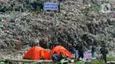 Relawan dari Perkumpulan Organisasi Info Depok melakukan aksi camping di Tempat Pembuangan Akhir (TPA) Cipayung, Depok, Rabu (31/5/2023). (merdeka.com/Arie Basuki)