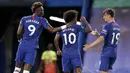 Para pemain Chelsea merayakan gol yang dicetak oleh Willian ke gawang Manchester City pada laga Premier League di Stadion Stamford Bridge, Kamis (25/6/2020). Chelsea menang 2-1 atas Manchester City. (AP Photo/Adrian Dennis)