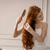 Wanita menyisir rambut (pexels.com/Yan Krukau).