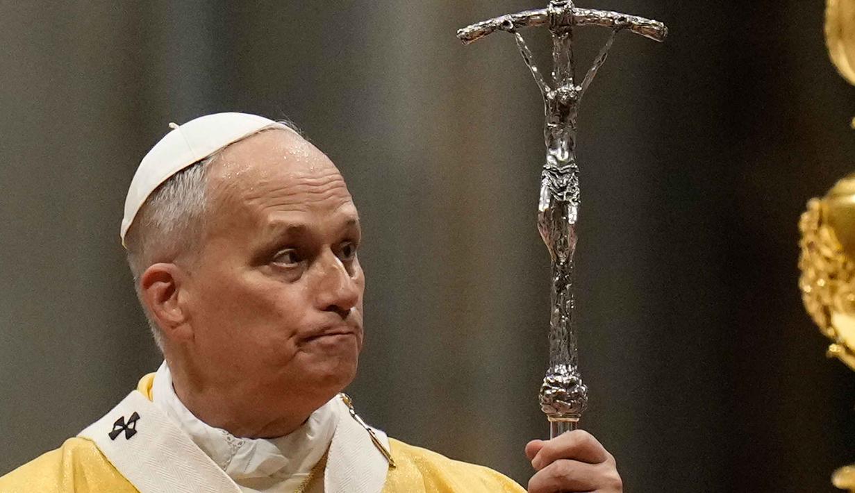 Paus Leo XIV juga menyerukan perdamaian global di tengah konflik yang masih berlangsung di berbagai belahan dunia. Tampak dalam foto, Paus Leo XIV merayakan Misa Malam Natal di Basilika Santo Petrus, Vatikan, Rabu 24 Desember 2025. (AP Photo/Gregorio Borgia)