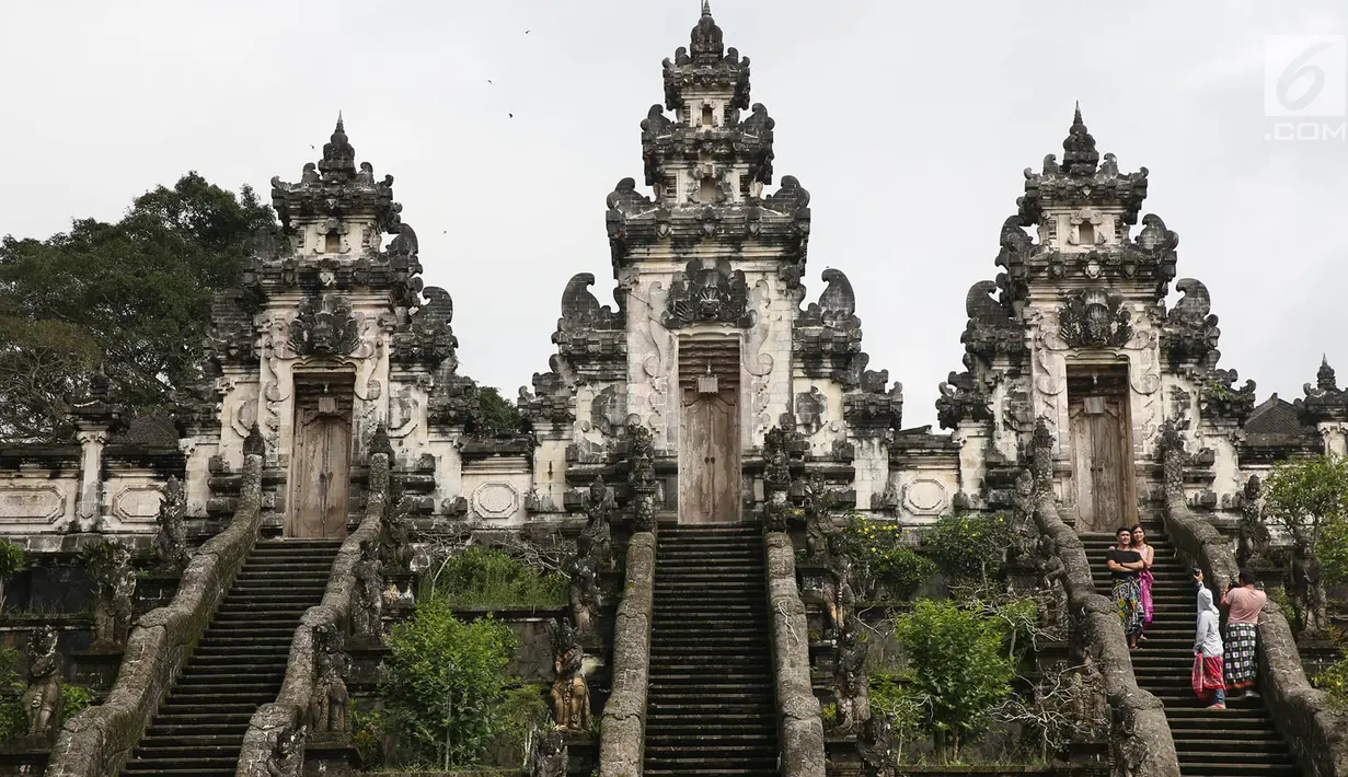 Wisatawan berfoto di sekitar Pelataran Agung Pura Lempuyang, Karangasem, Bali, Kamis (7/12). Erupsi Gunung Agung menyebabkan sejumlah destinasi wisata di kawasan Bali Timur mengalami penurunan jumlah wisatawan. (Liputan6.com/Immanuel Antonius)