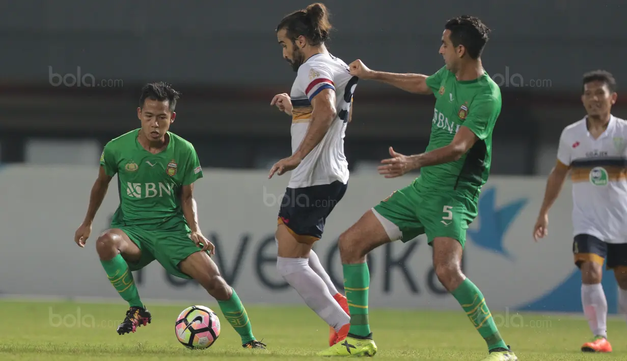 Aksi kapten Persela Lamongan, Jose Barbosa Alves (tengah) melewati adangan para pemain Bhayangkara FCpada lanjutan Liga 1 2017 di Stadion Patriot, Bekasi, (27/10/2017). Bhayangkara menang 3-1. (Bola.com/Nicklas Hanoatubun)