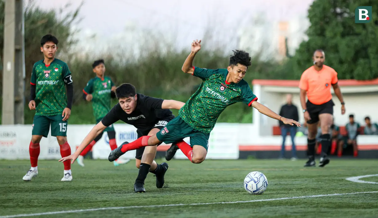 Duel antara pemain Korea-Korea Selecao dengan Vitoria Clube de Lisboa saat pertandingan ujicoba pada Selasa (26/11/2024).
