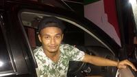 Kiper Bhayangkara SU, Wahyu Tri Nugroho, menyetir sendiri mobilnya dari Surabaya ke Sukoharjo untuk mudik Lebaran 2016. (Bola.com/Fahrizal Arnas)