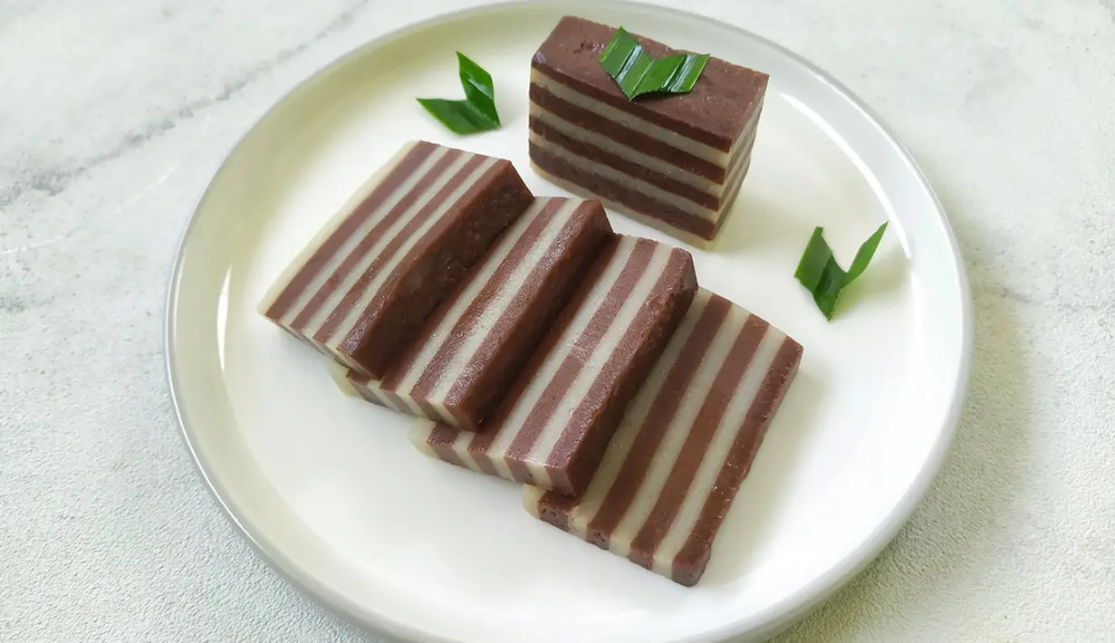 Dari segi nama tentu sudah jelas, kue ini memiliki lapisan yang banyak. Rasanya manis, kenyal dan berwarna-warni. Kue ini masih mudah kita jumpai lho saat kamu pergi ke pasar. (Evy Alisha/shutterstock)