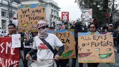 Pengunjuk rasa dari kalangan jurnalis, mahasiswa, dan warga melakukan aksi solidaritas menentang pencegatan kapal-kapal yang berpartisipasi dalam armada Global Sumud Flotilla, sebuah misi bantuan kemanusiaan warga sipil ke Gaza melalui laut, di Bandung, Jawa Barat, pada Selasa 19 Mei 2026. (Timur Matahari/AFP)