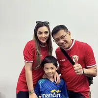 Ashanty membagikan momen seru saat Arsya Hermansyah didapuk jadi pendamping tim nasional Indonesia dalam laga melawan Irak pada 6 Juni. [@ashanty_ash]