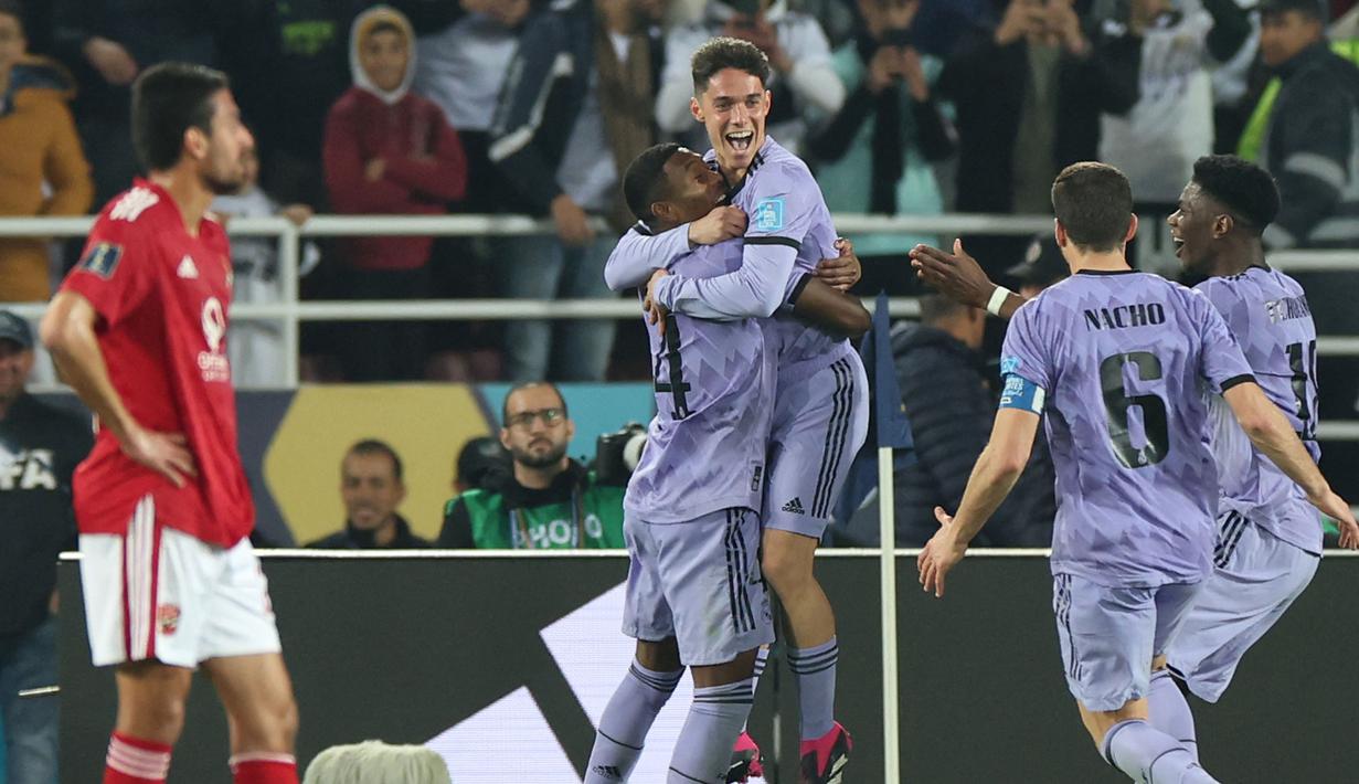 Pemain Real Madrid, Sergio Arribas (tengah kanan) melakukan selebrasi setelah mencetak gol keempat timnya ke gawang Al Ahly pada laga semifinal Piala Dunia Antarklub 2022 yang berlangsung di Prince Moulay Abdellah Stadium, Rabat, Maroko, Kamis (09/02/2023) dini hari WIB. Dimainkan pada menit ke-90 menggantikan Vinicius Jr, Arribas tampil mengagumkan dengan mencetak satu gol dalam tiga sentuhan. (AFP/Fadel Senna)