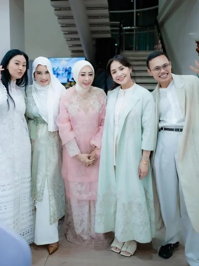 Baju Lebaran Nagita Slavina. [@raffinagita1717]