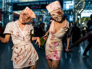 Peserta yang berpakaian perawat Silent Hill berpose saat New York Comic Con (NYCC) di Jacob K. Javits Convention Center, New York, Amerika Serikat, Jumat (13/10/2023). New York Comic Con atau NYCC adalah konvensi buku komik terbesar di Amerika Utara. (Photo by Charles Sykes/Invision/AP)