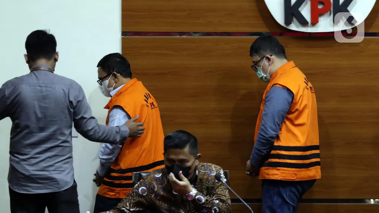KPK Tahan Dua Tersangka Suap Bupati Mamberamo Tengah