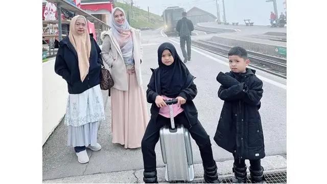 6 Potret Kedekatan Oki Setiana Dewi dan Ibunda Selama di Swiss, Penuh Kehangatan