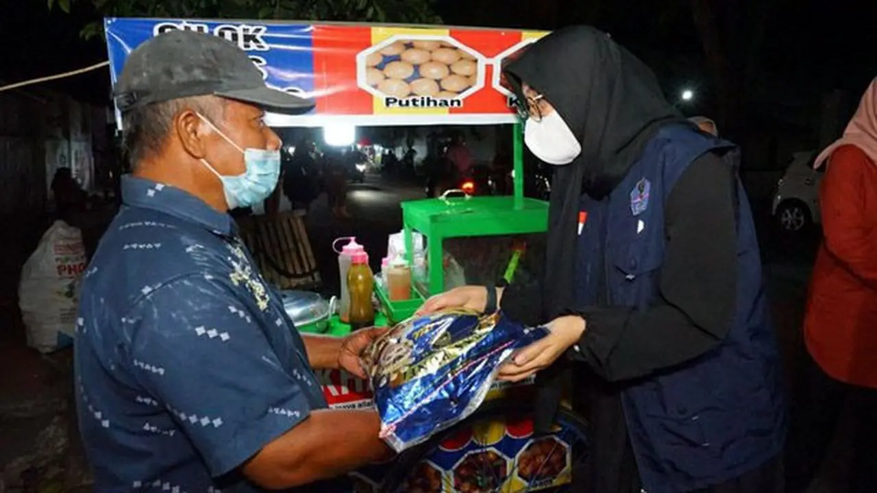 Bantu Kesejahteraan PKL dan Warung Kecil Bupati Banyuwangi Alokasikan Bantuan Tunai dan Sembako di Masa PPKM