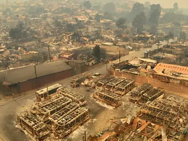 Pemandangan udara dari terminal bus di komune El Olivar setelah kebakaran hutan yang melanda perbukitan Vina del Mar, Chili, diambil pada tanggal 3 Februari 2024. (Javier TORRES/AFP)