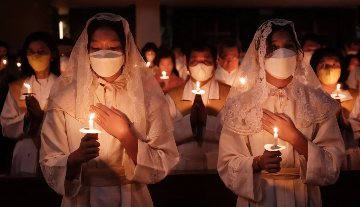Umat Kristiani menjalani ibadah misa Tri Hari Suci jelang perayaan Paskah 2024. (Yasuyoshi CHIBA/AFP)