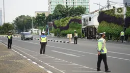 Petugas gabungan menggelar Operasi Yustisi Protokol Covid-19 di kawasan Tugu Tani, Jakarta, Senin (14/9/2020). Operasi tersebut digelar sebagai langkah untuk menekan penyebaran Covid-19 di masa PSBB Jakarta. (Liputa6.com/Immanuel Antonius)