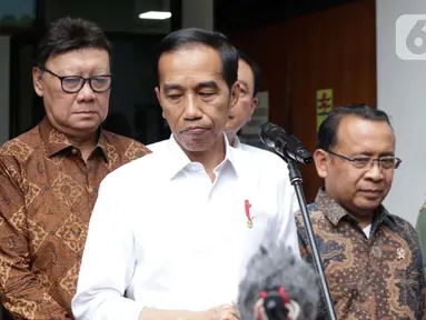 Presiden RI, Joko Widodo (baju putih) saat memberi keterangan usai melihat kondisi terakhir Menko Polhukam Wiranto yang dirawat di RSPAD, Jakarta, Kamis (10/10/2019). Presiden Joko Widodo mengatakan kondisi Wiranto mulai membaik pasca peristiwa penusukan di Banten. (Liputan6.com/Helmi Fithriansyah)