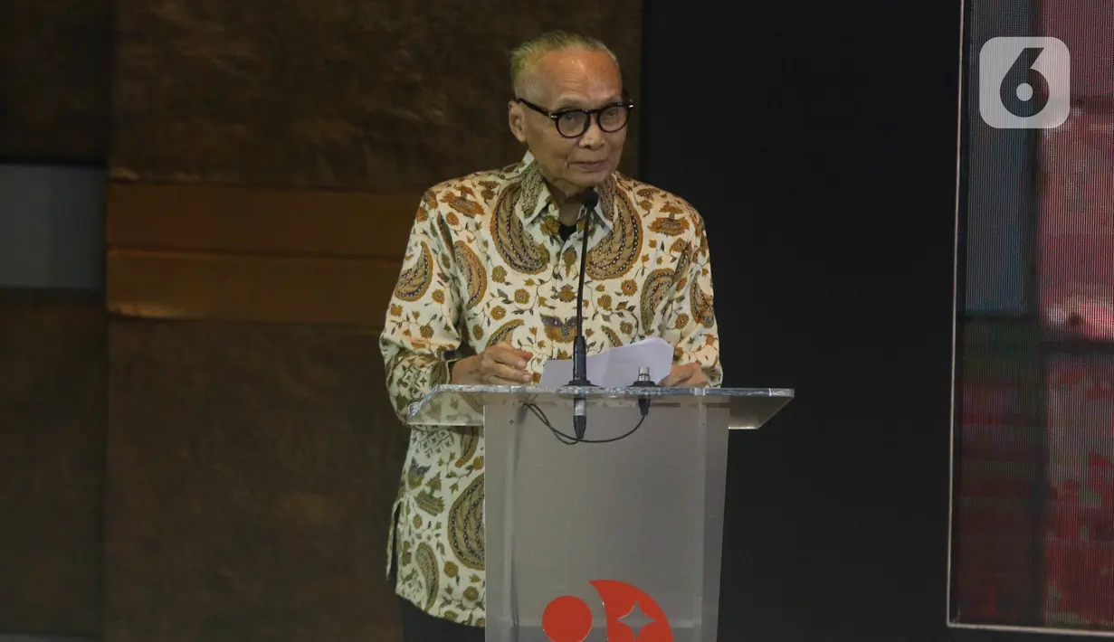 Ketua Yayasan SDM Iptek Wardiman Djojonegoro memberikan sambutan saat Habibie Prize 2022 di gedung BJ Habibie, Jakarta, Kamis (10/11/2022). Badan Riset dan Inovasi Nasional (BRIN) menganugerahkan Habibie Prize 2022 kepada empat orang yang dinilai memiliki pengaruh dalam perkembangan Ilmu Pengetahuan dan Teknologi (IPTEK) di Tanah Air. (Liputan6.com/Herman Zakharia)