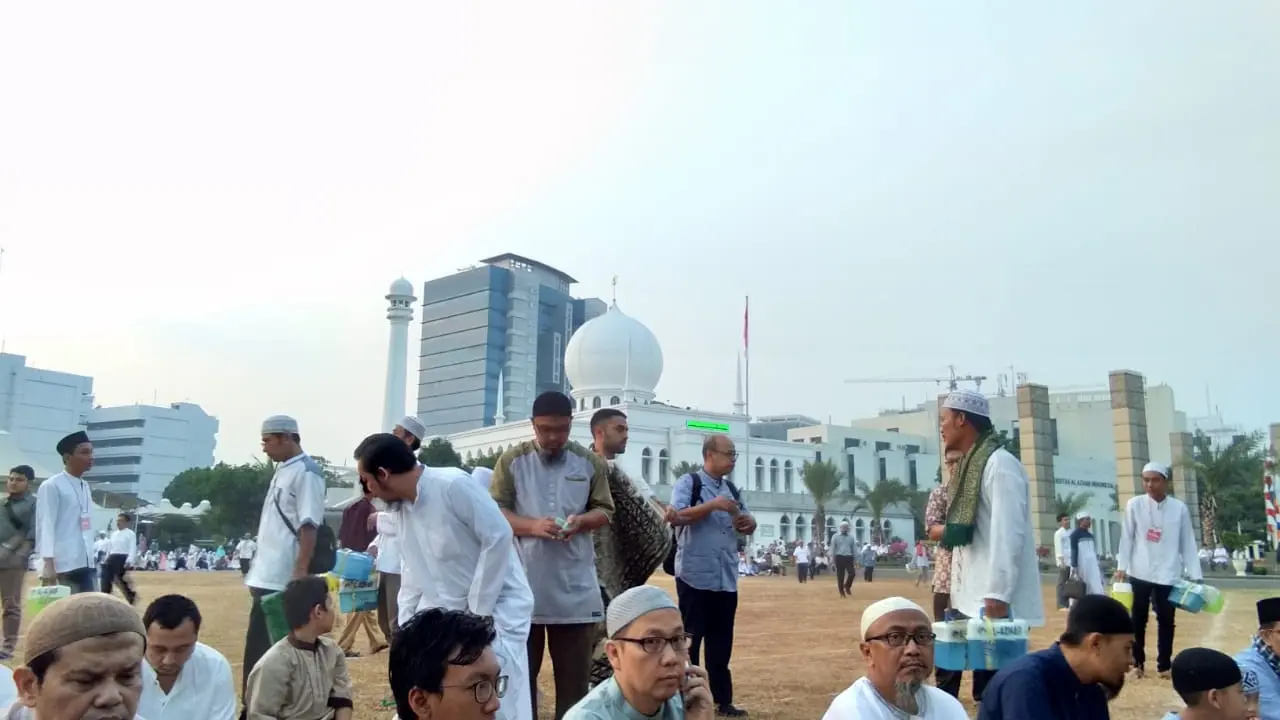 Umat Islam yang melaksanakan salat Idul Adha di Masjid Al-Azhar