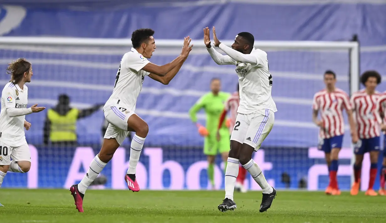 Pemain Real Madrid, Alvaro Rodriguez berselebrasi bersama rekannya, Antonio Rudiger setelah mencetak gol penyeimbang 1-1 ke gawang Atletico Madrid pada laga lanjutan Liga Spanyol 2022/2023 yang berlangsung di Santiago Bernabeu, Spanyol, Minggu (26/02/2023) dini hari WIB. (AFP/Oscar Del Pozo)