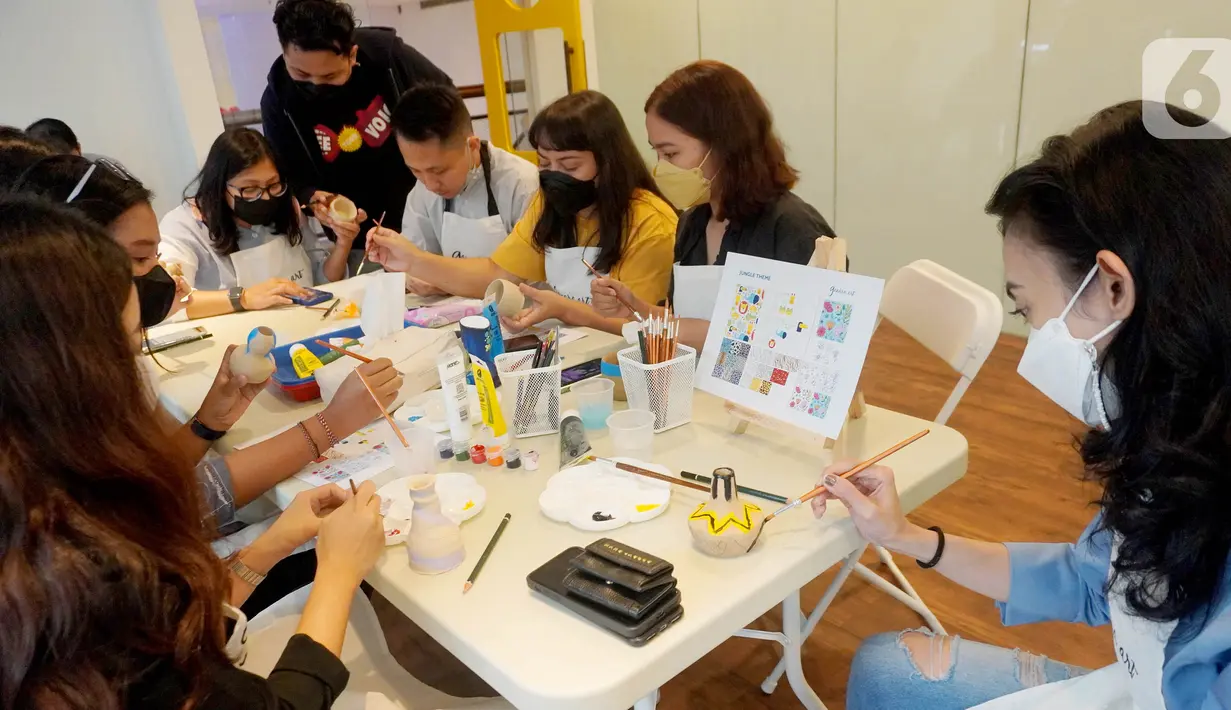 Pengunjung melukis vas bunga di sela-sela pembukaan Studio Ganara Art di PIK Avenue, Jakarta (14/06/2022). Menyambut libur sekolah lembaga pendidikan seni dan budaya yang didirikan Tita Djumaryo membuka Studio Ganara Art yang ketiga dengan menghadirkan Art Space dan Art Studio yang bisa memfasilitasi kelas seni dengan konsep Nusantara.  (Liputan6.com/Fery Pradolo)