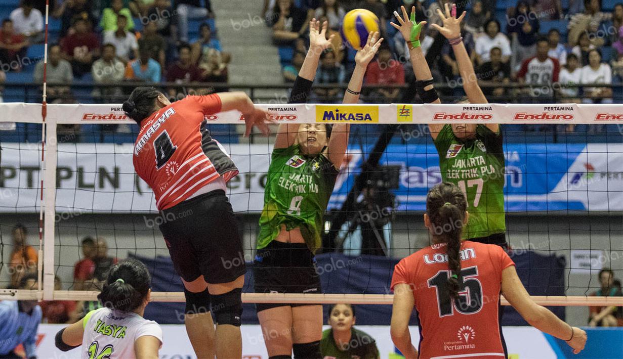 Pevoli Jakarta Pertamina Energi, Amasya Manganang, melakukan smash ke arah pertahanan Jakarta Elektrik PLN. Secara mengejutkan Pertamina Energi berhasil menang 3-0. (Bola.com/Vitalis Yogi Trisna)