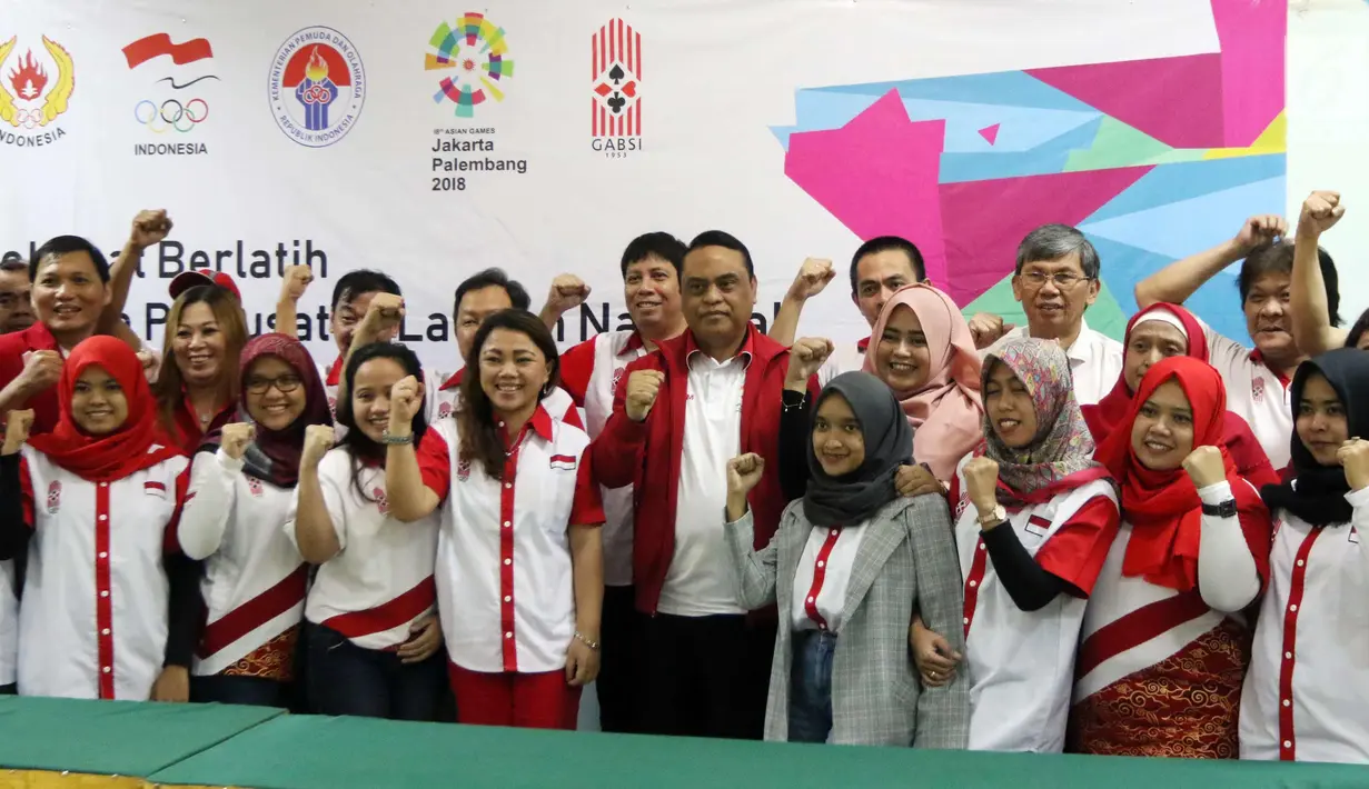 Chief de Mission (CdM) Asian Games 2018 Komjen Pol Syafruddin foto bersama saat mengunjungi pelatnas cabor Bridge di Wisma PKBI, Jakarta, Rabu (25/4). Kunjungan tersebut untuk memantau persiapan jelang laga Asian Games 2018. (Liputan6.com/Arya Manggala)