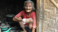 Perjuangan hidup dan juga semangat hidup yang dimiliki nenek berusia 80 tahun yang akrab disapa Mbah Simpen ini patut diacungkan jempol.
