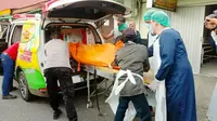 Evakuasi jasad wanita hamil terkubur di septic tank ke Rumah Sakit Bhayangkara Polda Riau. (Liputan6.com/M Syukur)
