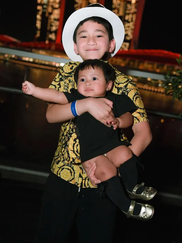 Potret Gemas Rafathar Gendong Baby Lily (credit: instagram/raffinagita1717).