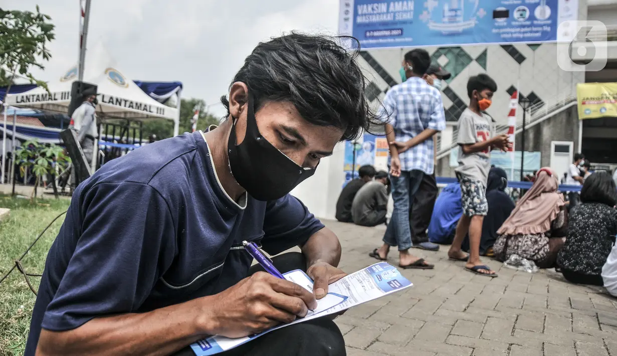 Warga antre mendaftar untuk mengikuti vaksinasi massal Covid-19 di Pasar Ikan Modern Muara Baru, Penjaringan, Jakarta, Kamis (5/8/2021). Vaksinasi massal di Pasar Ikan Muara Baru pada 5-7 Agustus ini menyasar masyarakat kawasan pesisir yang berusia 12 tahun ke atas. (merdeka.com/Iqbal S Nugroho)