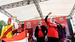 Menteri Sosial Kofifah Indar Parawansa (kanan) ikut menghadiri peringatan Hari Toleransi Internasional, Jakarta, Minggu (16/11/2014). (Liputan6.com/Faizal Fanani)