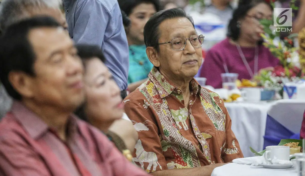 Wakil Presiden ke-11 Boediono menghadiri acara sepuluh tahun mengenang kepergian ekonom Indonesia, Dr. Sjahrir di kawasan Menteng, Jakarta, Sabtu (28/7). Dr. Sjahrir dikenal sebagai seorang aktivis, ekonom hingga akademisi. (Liputan6.com/Faizal Fanani)
