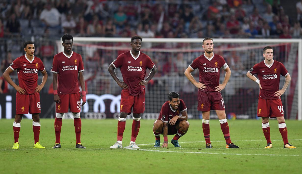 Ekspresi tegang para pemain Liverpool saat babak adu penalti melawan Atletico Madrid di laga final Audi Cup 2017 di Stadion Allianz, Munchen, Rabu (2/8/2017). Atletico Madrid menang 5-4 atas Liverpool melalui babak adu penalti. (AFP/Christof Stache)